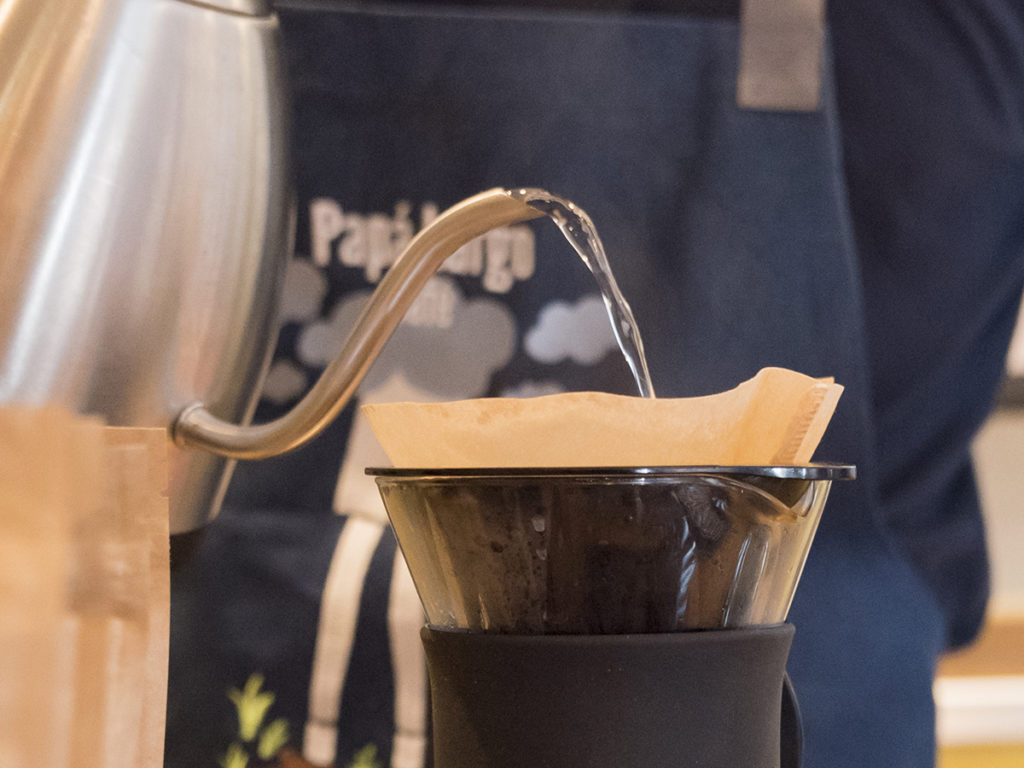 Café de Especialidad ZaragozaLa V-60 es una cafetera con forma cónica que funciona por goteo. Se coloca el filtro de papel, el café molido y se va echando agua caliente a la temperatura exacta.