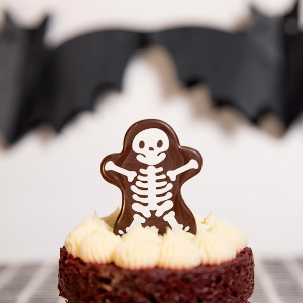 Pasteles favoritos de Halloween con esqueletos de chocolate
