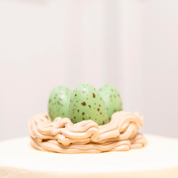 Mona de Limón con huevos de Pascua
