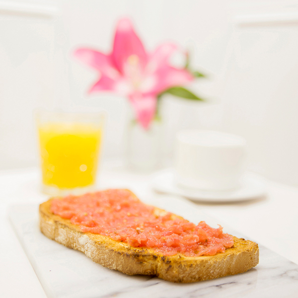 Desayuno pan con tomate