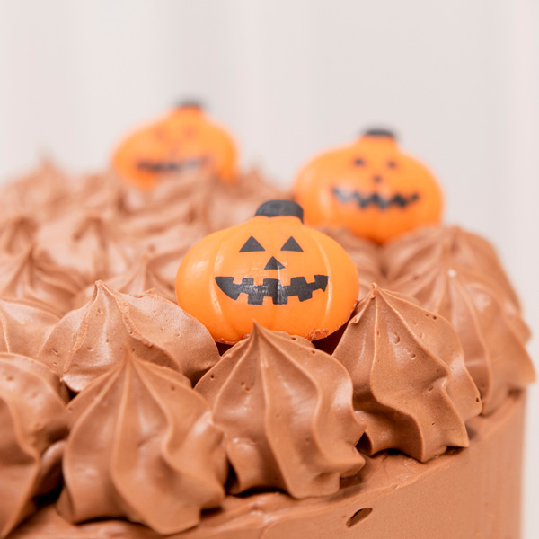 Tarta de Halloween Chocolate Doble decorada con calabazas