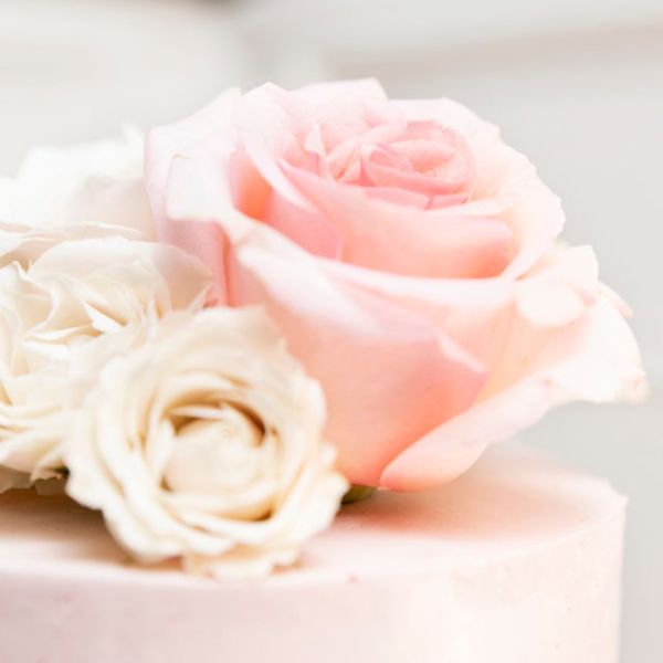 Tarta rosa con rosas rosas