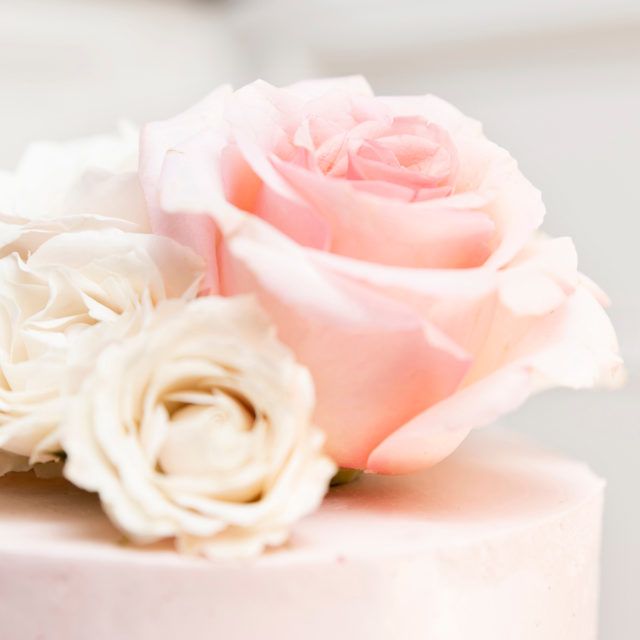 Tarta rosa con rosas rosas