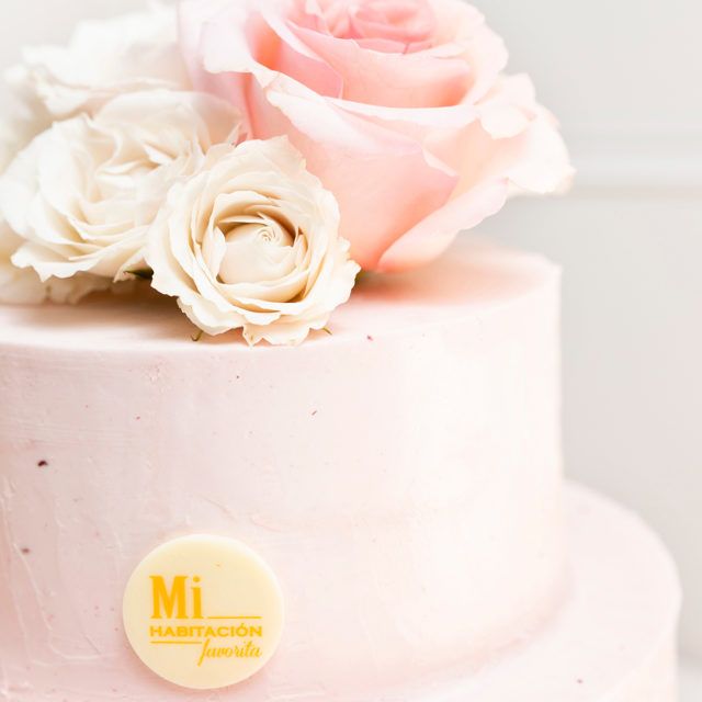 Tarta de fresa con flores frescas