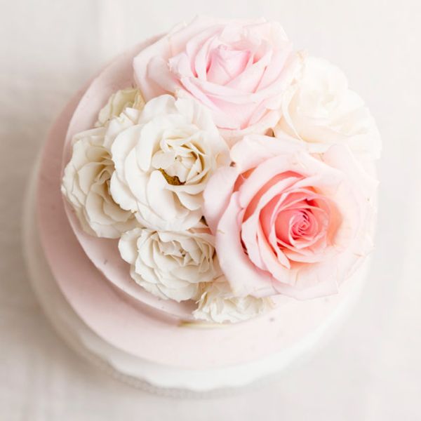 Tarta decorada con rosas blancas y rosas